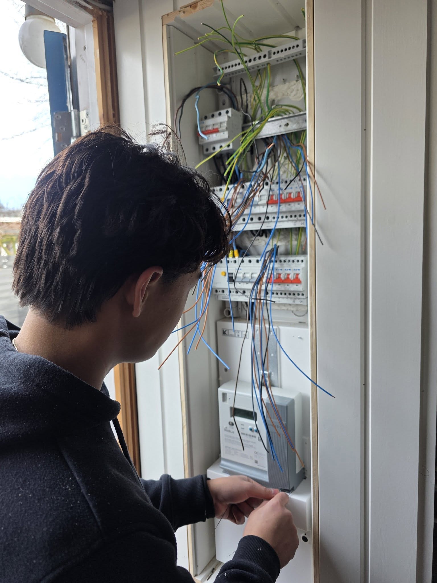 Lau Installation arbejder på en eltavle